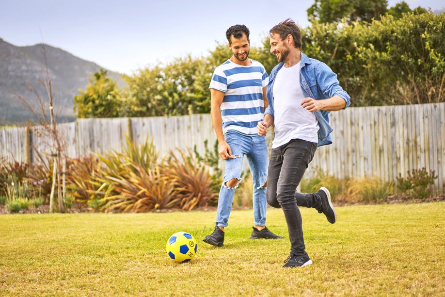 Adynovi män som spelar fotboll